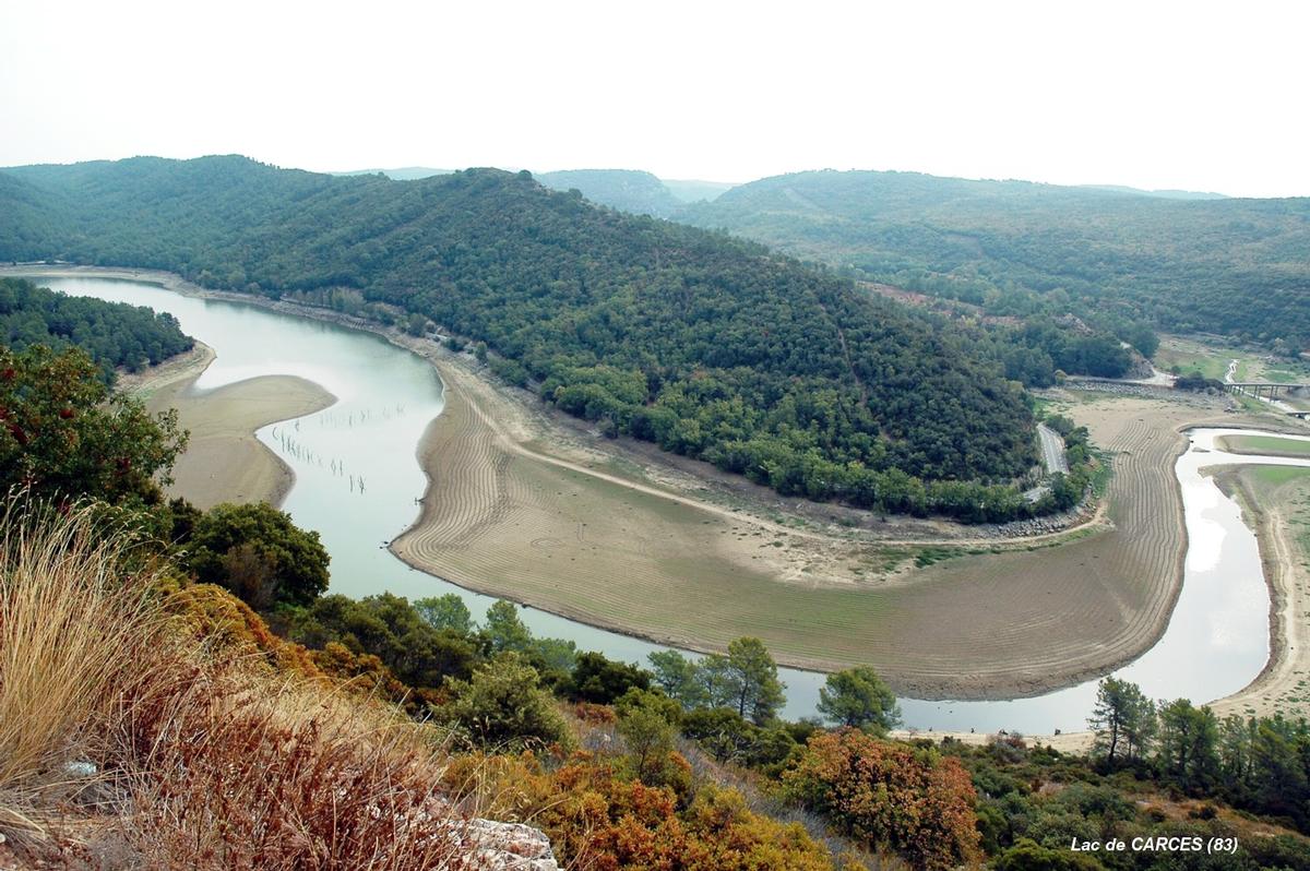 Fiche média no. 97753 Le lac du barrage de Carcès (parfois nommé lac Sainte-Suzanne) s'étend sur 100 ha, sur les communes de Carcès (83570) et de Cabasse (83340), ce sont les rivières Carami et Issole qui l'alimentent