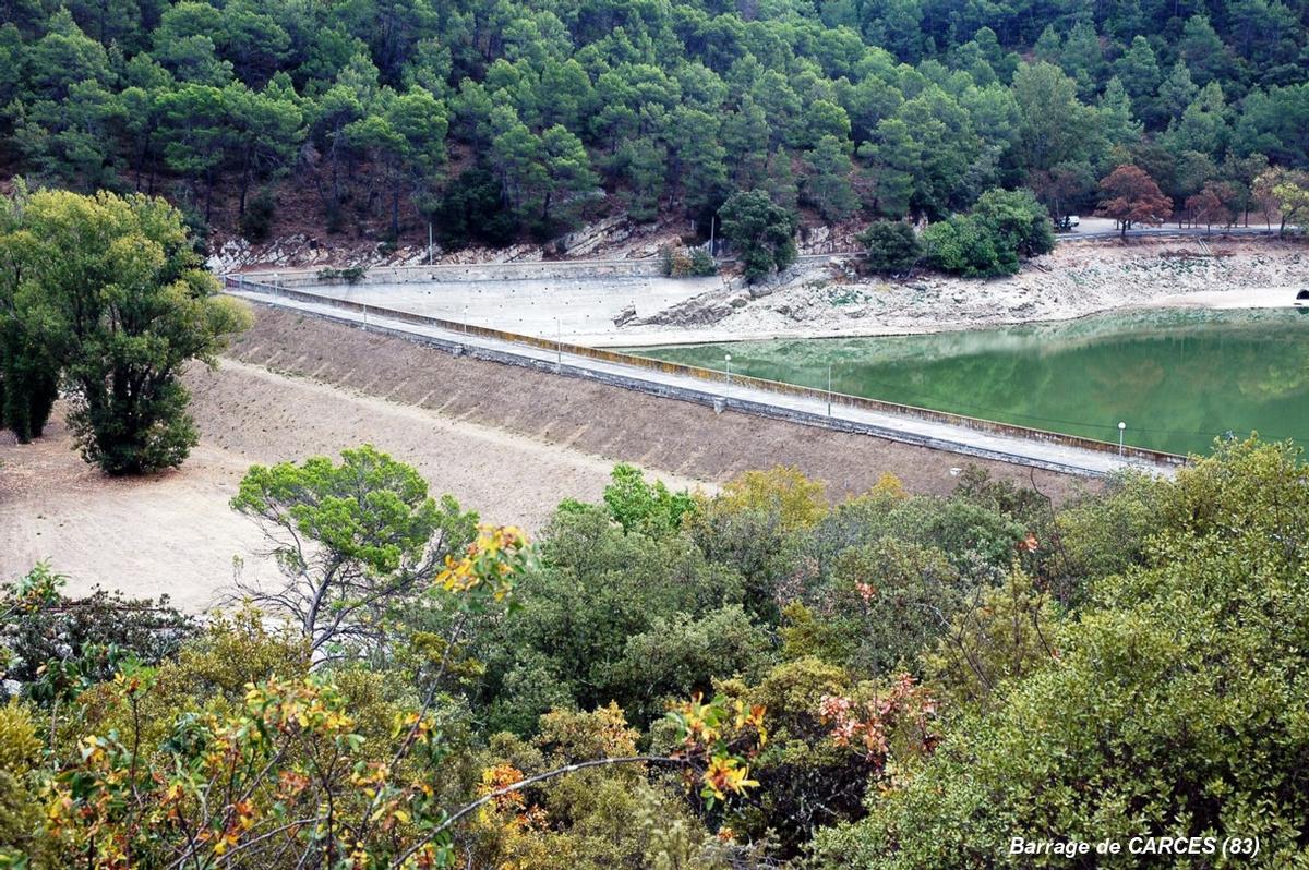 Fiche média no. 97746 CARCES (83570, Var) – Barrage de Carcès sur la rivière Carami (ou Caramy), construit de 1933 à 1936, il crée une retenue de 8 millions de m³ utilisée pour l'alimentation de l'agglomération toulonnaise