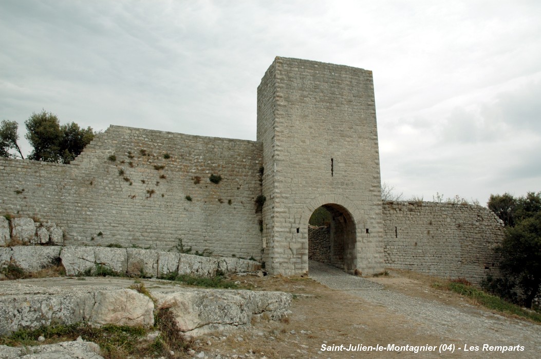 Fiche média no. 97431 SAINT-JULIEN-LE-MONTAGNIER (83560, Var) – Remparts médiévaux avec la Porte occidentale dite de Gourdane, qui ouvre sur l'aire des moulins à vent