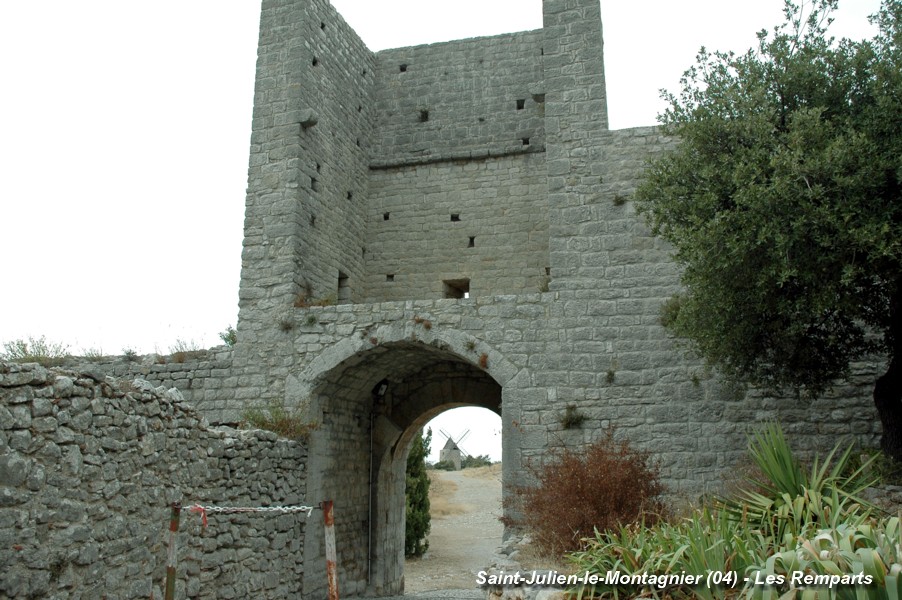 Fiche média no. 97434 SAINT-JULIEN-LE-MONTAGNIER (83560, Var) – Remparts médiévaux avec la Porte occidentale dite de Gourdane, qui ouvre sur l'aire des moulins à vent