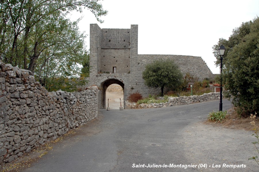 Fiche média no. 97435 SAINT-JULIEN-LE-MONTAGNIER (83560, Var) – Remparts médiévaux avec la Porte occidentale dite de Gourdane, qui ouvre sur l'aire des moulins à vent