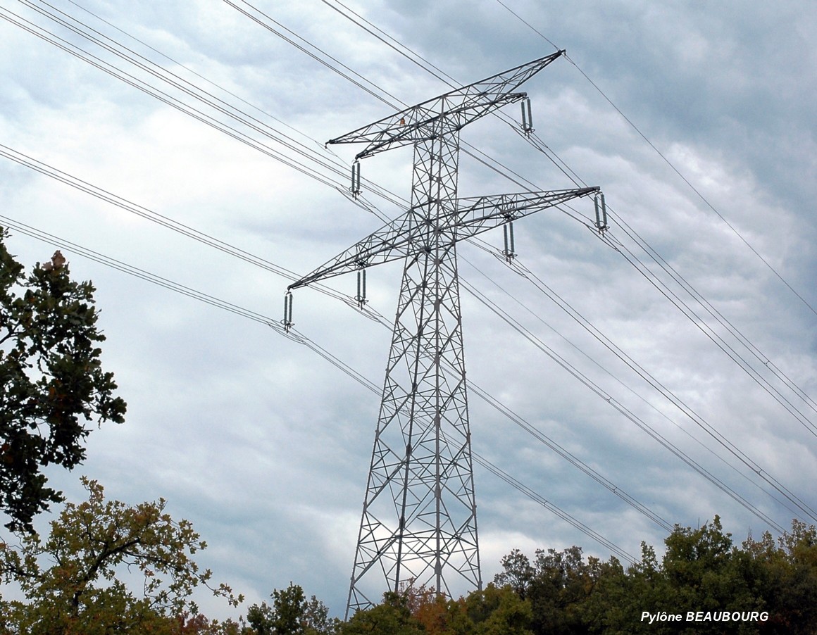 Fiche média no. 98444 Ligne E.D.F. 400 kV Boutre-Tavel, Commune de Ginasservis (83, Var) – Pylône « Beaubourg » de suspension à deux ternes et faisceau triple (trois câbles par phase)