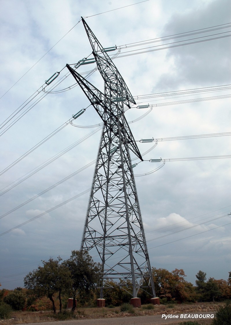 Fiche média no. 98446 Ligne E.D.F. 400 kV Boutre-Tavel, Commune de Ginasservis (83, Var) – Pylône « Beaubourg » en double arrêt à deux ternes et faisceau triple. Type d'armement utilisé sur un angle important ou en séparation de deux cantons de pose