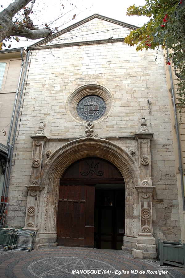 MANOSQUE (04100) – Eglise Notre-Dame de Romigier (10e siècle), façade sur la place de l'Hôtel-de-Ville 