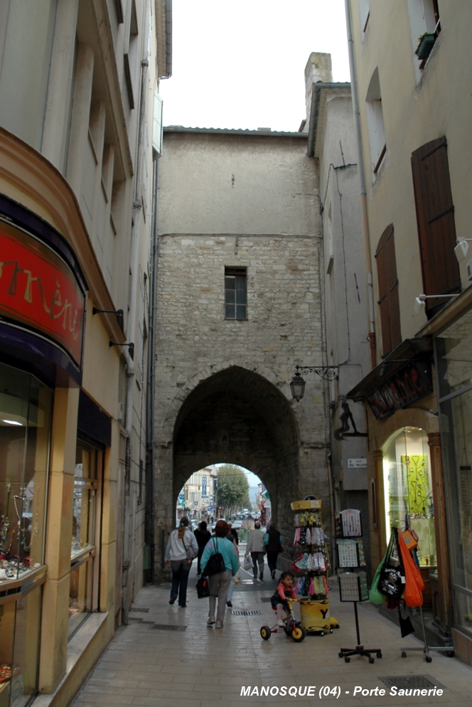 MANOSQUE (04100) – Porte Saunerie, façade intra-muros sur la rue Grande 