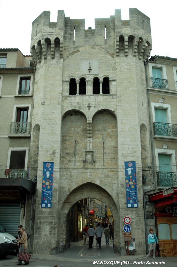 MANOSQUE (04100) – Porte Saunerie (XIVe siècle), façade extérieure sur l'avenue Jean Giono 