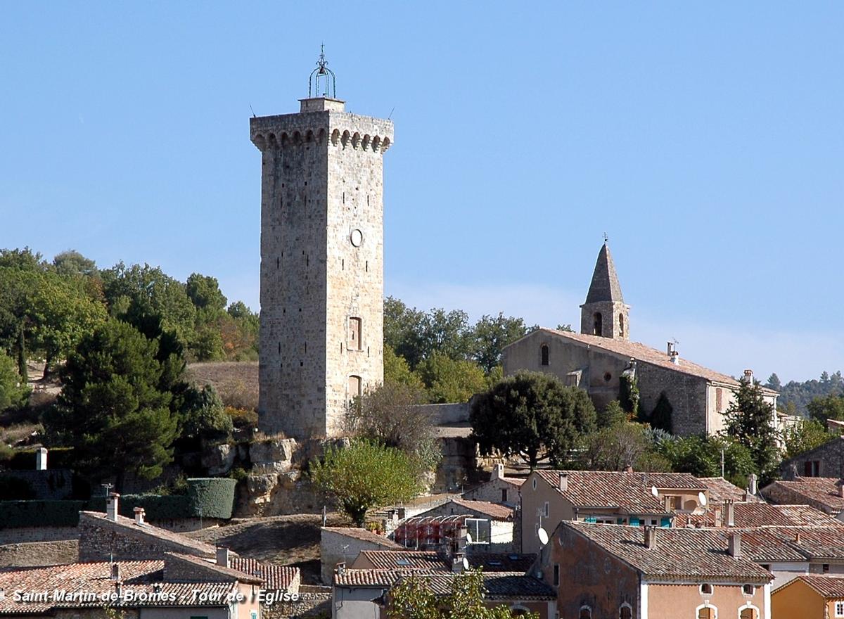 Saint-Martin-de-Brômes - Turm (14. Jahrhundert) mit Pfarrkirche rechts 