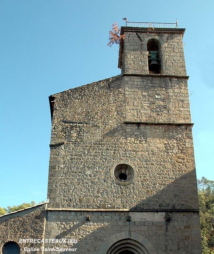 Eglise Saint-Sauveur, Entrecasteaux Église fortifiée construite au XIIIe, le clocher du XVIIe a été remanié plusieurs fois