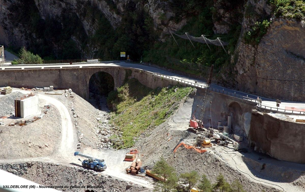 VALDEBLORE (06420, Alpes-Maritimes) – Nouveau pont sur le vallon de Bramafan (RD 2205), vue d'ensemble du chantier 