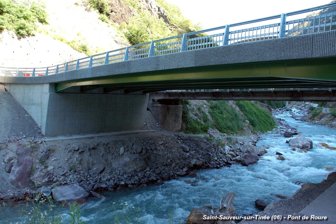 Fiche média no. 98433 SAINT-SAUVEUR-SUR-TINEE (06, Alpes-Maritimes) – Le « Pont de Roure », nouveau pont de la D 30 inauguré le 17 août 2007. Longueur: 30m, largeur: 12m, coût: 1,6 M€