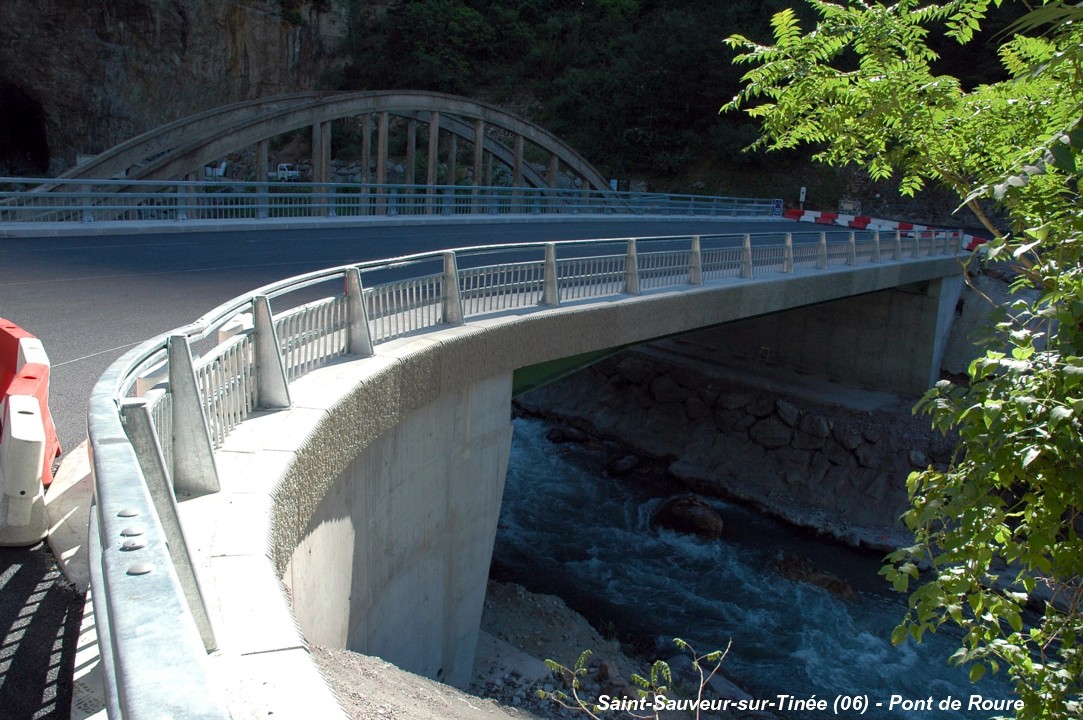 Fiche média no. 98431 SAINT-SAUVEUR-SUR-TINEE (06, Alpes-Maritimes) – Le « Pont de Roure », nouveau pont de la D 30 inauguré le 17 août 2007. Longueur: 30m, largeur: 12m, coût: 1,6 M€