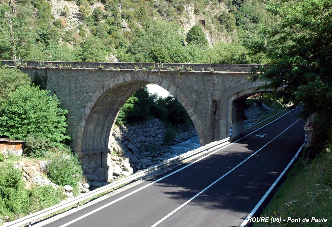 Fiche média no. 98423 ROURE (06, Alpes-Maritimes) – Le « Pont de Paule » sur la Tinée, voie déclassée, ancien pont de la D 2205, remplacé par le viaduc de Valabres
