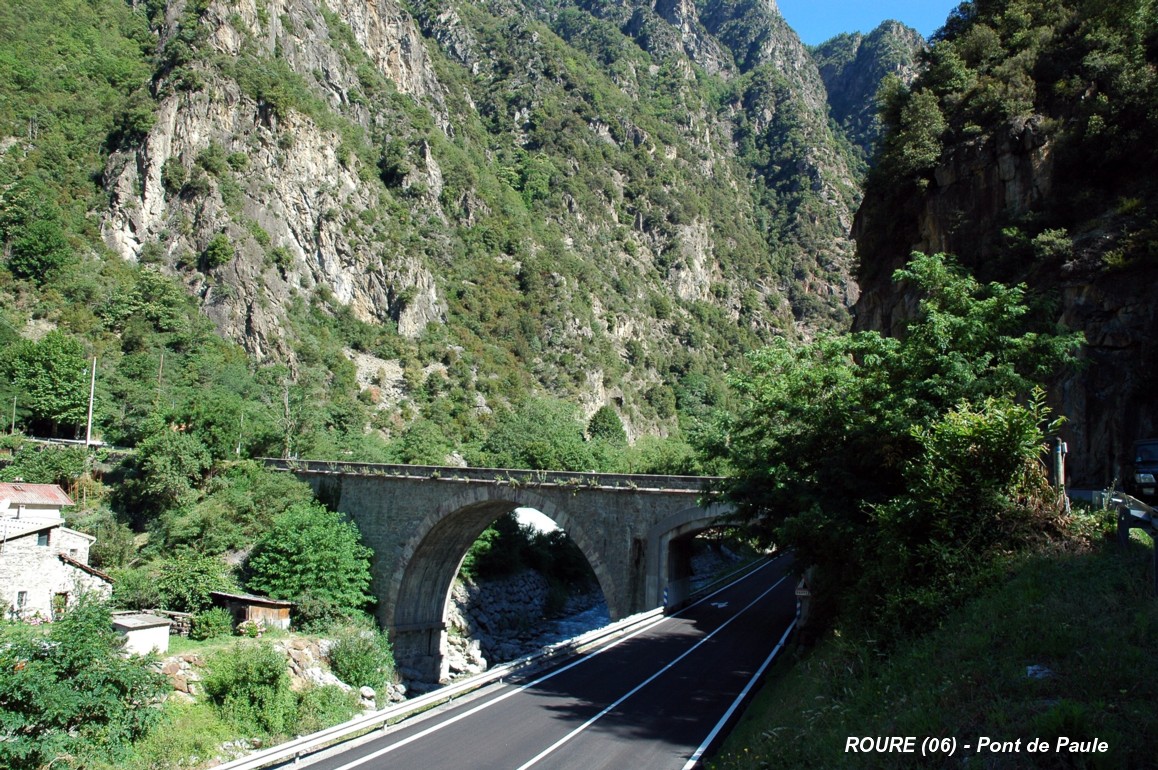 Fiche média no. 98424 ROURE (06, Alpes-Maritimes) – Le « Pont de Paule » sur la Tinée, voie déclassée, ancien pont de la D 2205, remplacé par le viaduc de Valabres