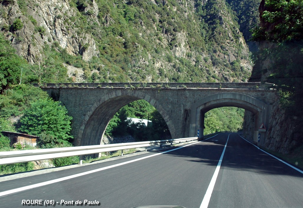 Fiche média no. 98425 ROURE (06, Alpes-Maritimes) – Le « Pont de Paule » sur la Tinée, voie déclassée, ancien pont de la D 2205, remplacé par le viaduc de Valabres