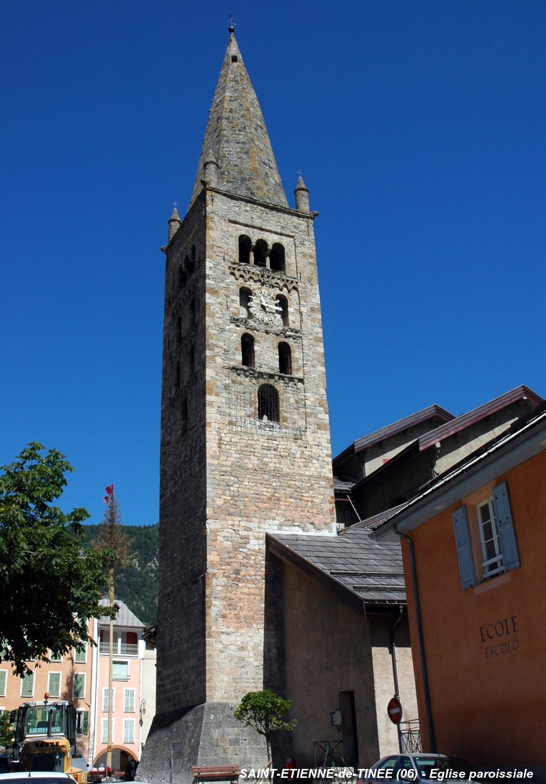 Fiche média no. 97552 SAINT-ETIENNE-DE-TINEE (06, Alpes-Maritimes) – Eglise paroissiale Saint-Etienne édifiée au Moyen-Age, de style romano-byzantin, restaurée de 1784 à 1789. Reconstruite après sa destruction partielle en 1929 par un incendie qui n'affecta pas le clocher roman-lombard (construit en 1712)
