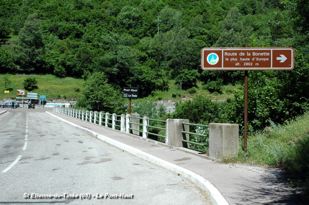 SAINT-ETIENNE-DE-TINEE (06, Alpes-Maritimes) – Le « Pont-Haut » sur la Tinée, route RD 2205 