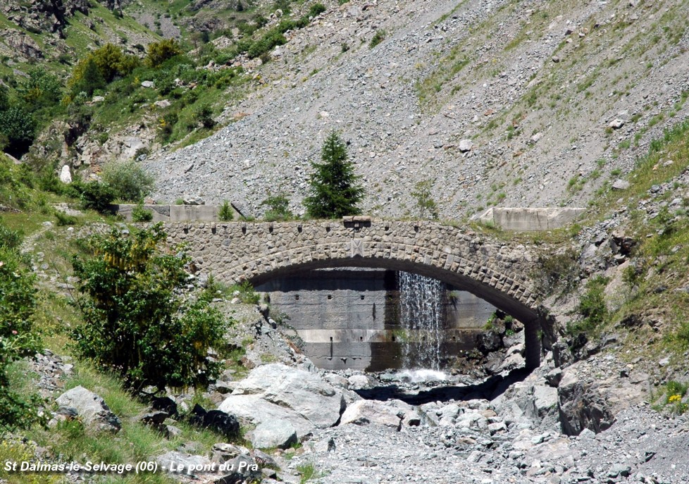 SAINT-DALMAS-LE-SELVAGE (06, Alpes-Maritimes) – L'ancien Pont du Pra, abandonné en 1960, suite à un éboulement qui a enseveli la route 