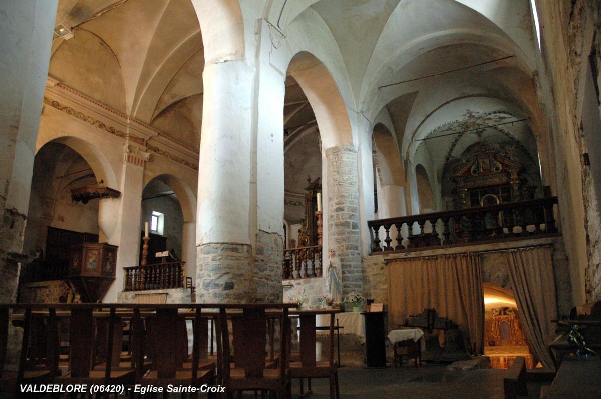 Fiche média no. 112047 VALDEBLORE (06420, Alpes-Maritimes) – Eglise de la Sainte-Croix, par les bas-côtés les pèlerins pouvaient accéder à la crypte qui abritait les reliques