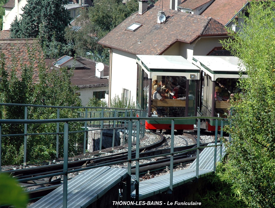 THONON-LES-BAINS (74200,Haute-Savoie) – Le Funiculaire, les deux voitures se croisent dans une courbe, une exclusivité de cet ouvrage 