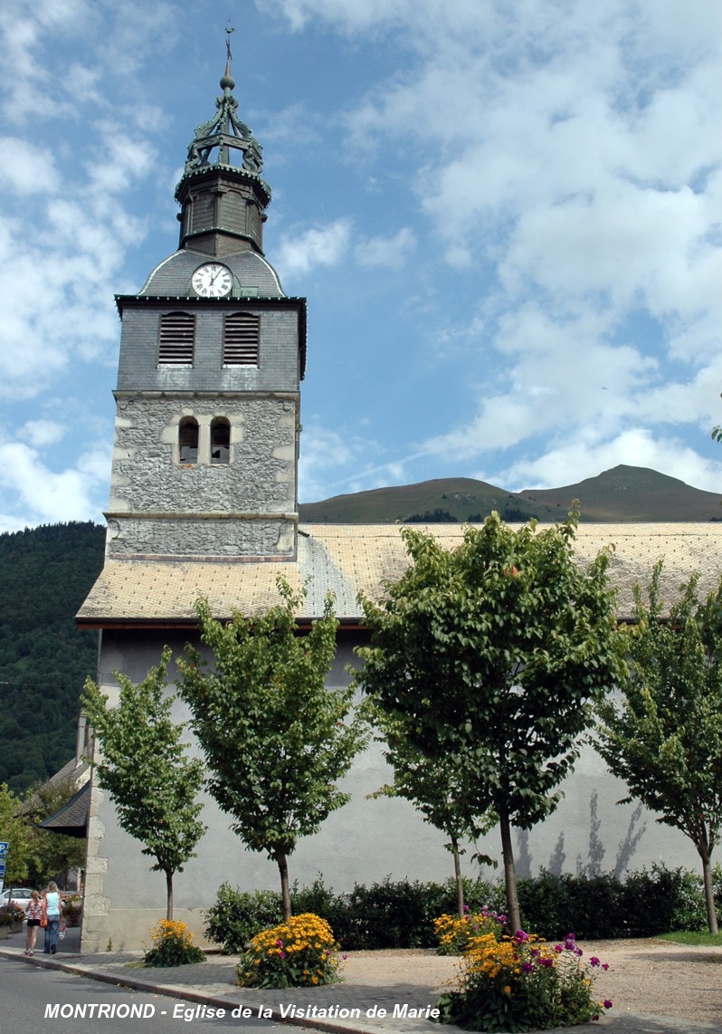 MONTRIOND (74110, Haute-Savoie) – Eglise de « la Visitation de Marie », consacrée en 1765, le clocher est de 1802 