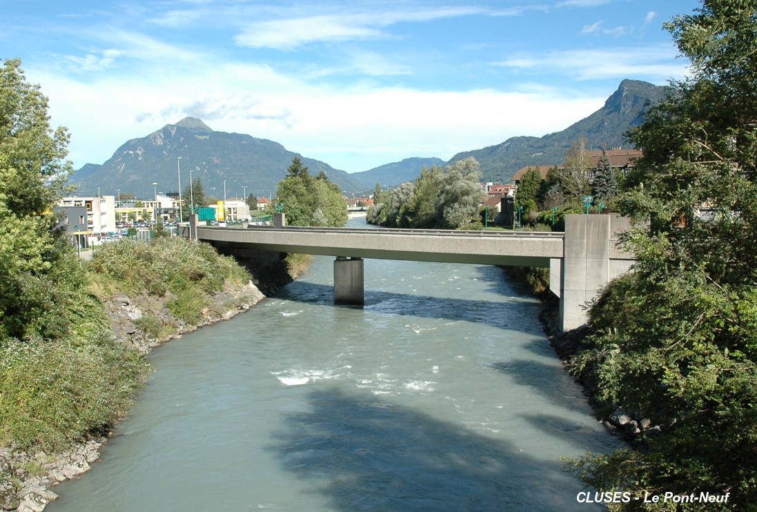 CLUSES (74300, Haute-Savoie) – Le Pont-Neuf sur l'Arve (route N 205) 