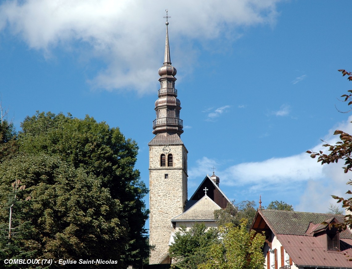 Fiche média no. 93742 COMBLOUX (74700, Haute-Savoie) – Eglise baroque Saint-Nicolas (début 18e siècle), clocher à bulbes (hauteur 45 m), détruit en 1792, reconstruit en 1828