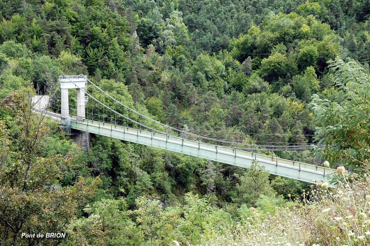 Fiche média no. 93880 Pont de BRION (entre Roissard, 38650, et Lavars,38710) – Construit en 1951 à une hauteur de 100m au dessus de la rivière Ebron. Depuis la construction du barrage de Monteynard il surplombe de 60m le lac de retenue. La route D 34 passe sur ce pont