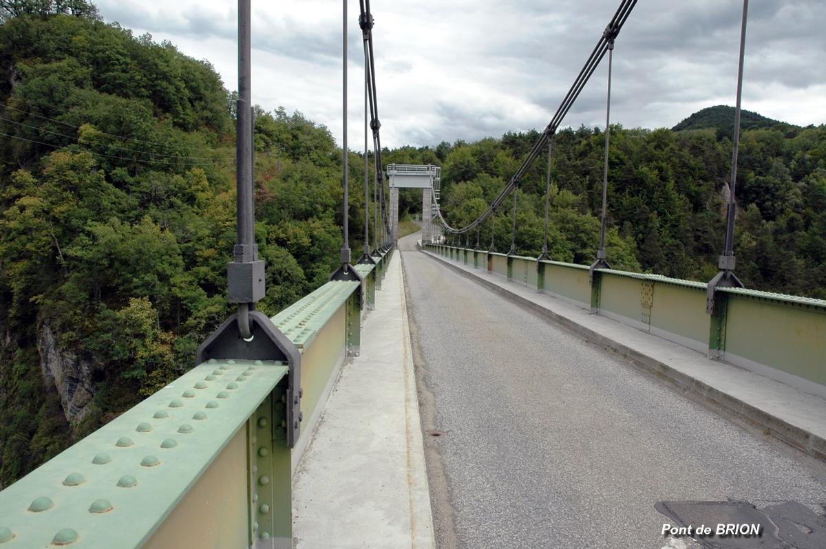 Fiche média no. 93882 Pont de BRION (entre Roissard, 38650, et Lavars, 38710) – Construit en 1951 à une hauteur de 100m au dessus de la rivière Ebron. Depuis la construction du barrage de Monteynard il surplombe de 60m le lac de retenue. La route D 34 passe sur ce pont