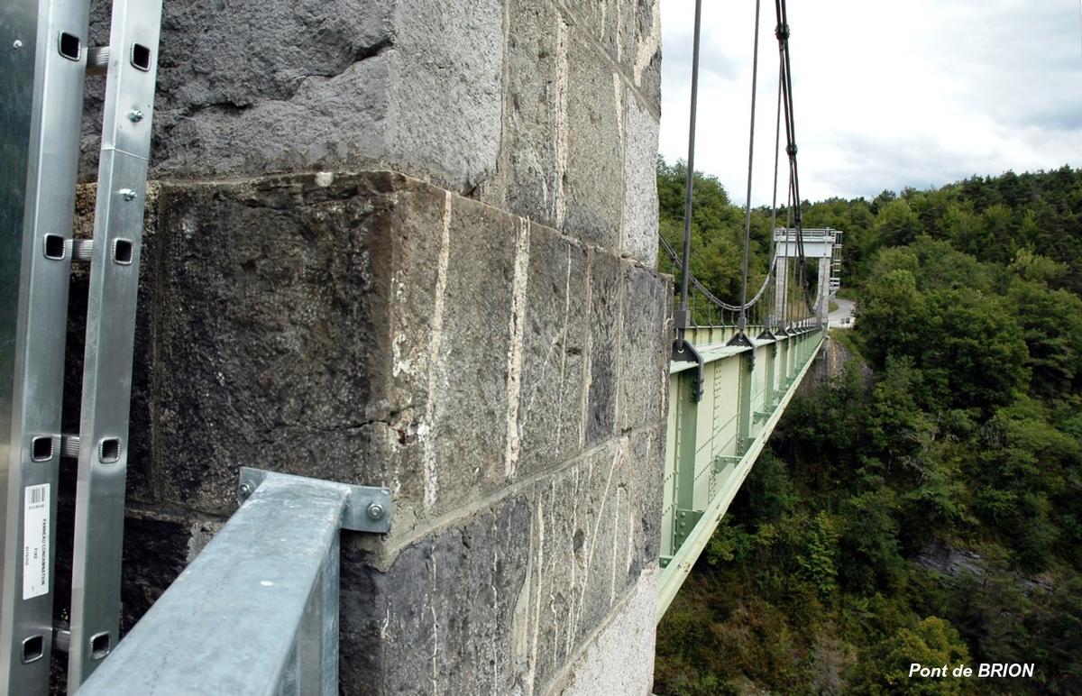 Fiche média no. 93883 Pont de BRION (entre Roissard, 38650, et Lavars, 38710) &ndasH, Construit en 1951 à une hauteur de 100m au dessus de la rivière Ebron. Depuis la construction du barrage de Monteynard il surplombe de 60m le lac de retenue. La route D 34 passe sur ce pont