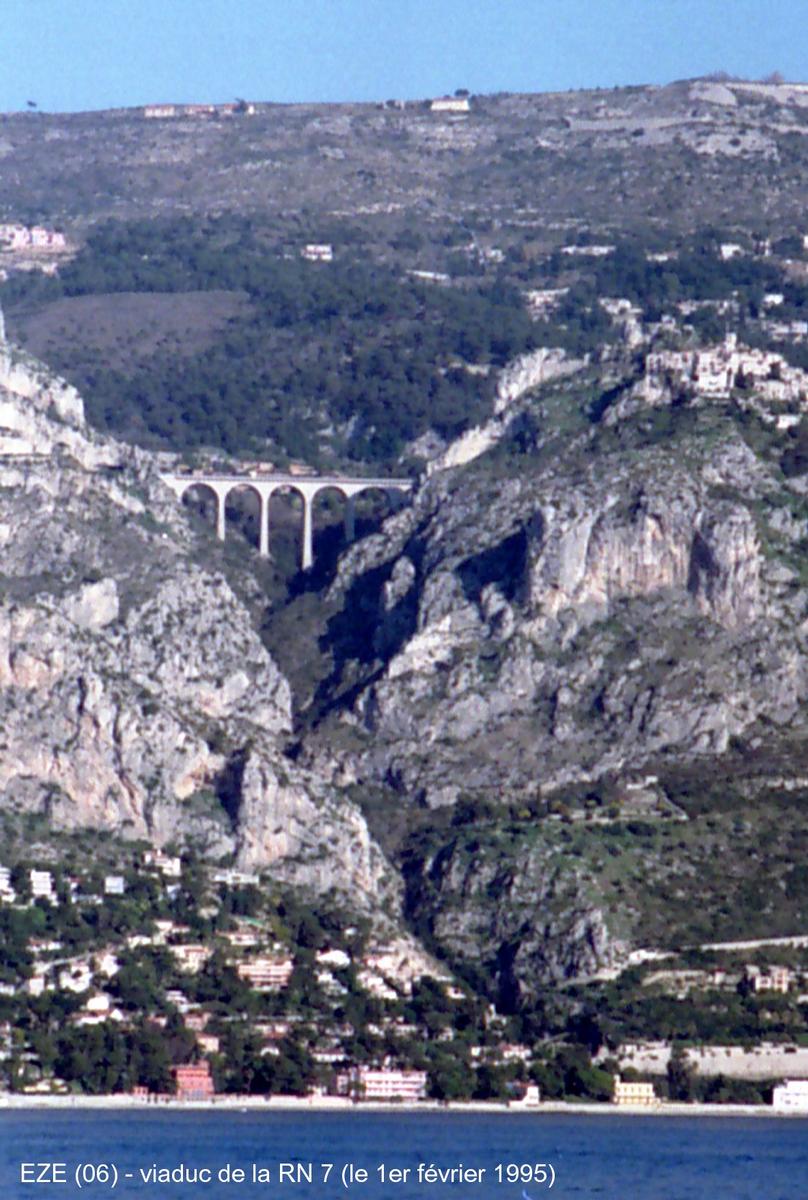 Eze (06) - La route nationale 7 passe sur le «Pont d'Eze», qui surplombe de plus de 90 m le vallon de l'Ibac 