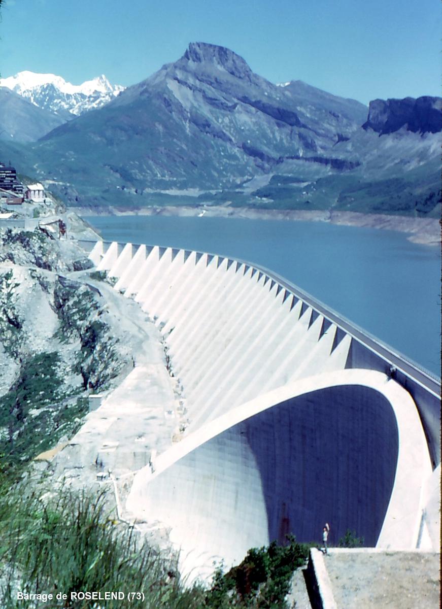 Fiche média no. 55737 Barrage de Roselend (73, Savoie) – La côte de la retenue est 1557m, elle alimente l'usine souterraine de La Bathie, sous 1200m de hauteur de chute