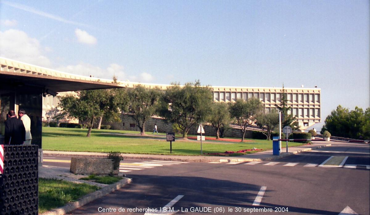 Fiche média no. 27232 LA GAUDE (06) - Centre de recherches I.B.M., le bâtiment principal, en forme de double Y, comporte deux niveaux sur piliers de béton armé en forme de trident. Les façades sont constituées d'éléments modulaires préfabriqués en béton