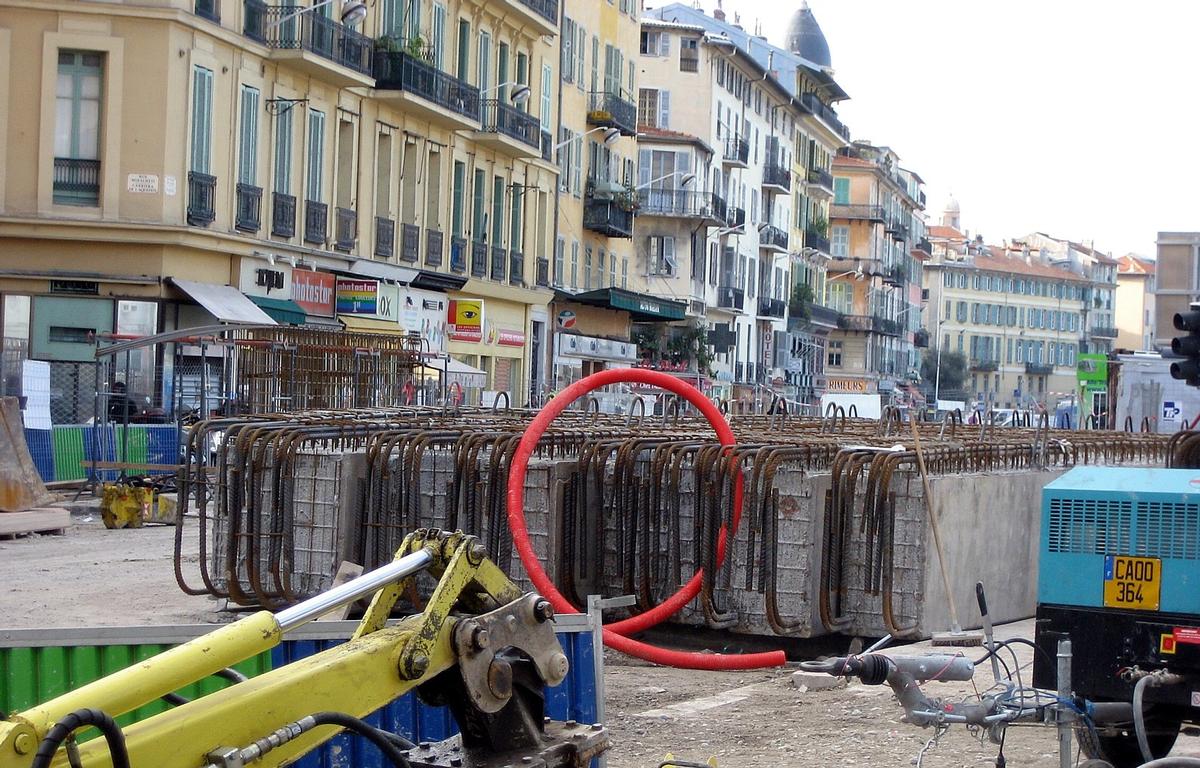 Fiche média no. 109081 NICE (06,Alpes-Maritimes) – Tramway, construction de la ligne n° 1 sur l'avenue Jean-Jaurès. Des poutres sont en attente pour la construction de la dalle et le rétablissement de la chaussée