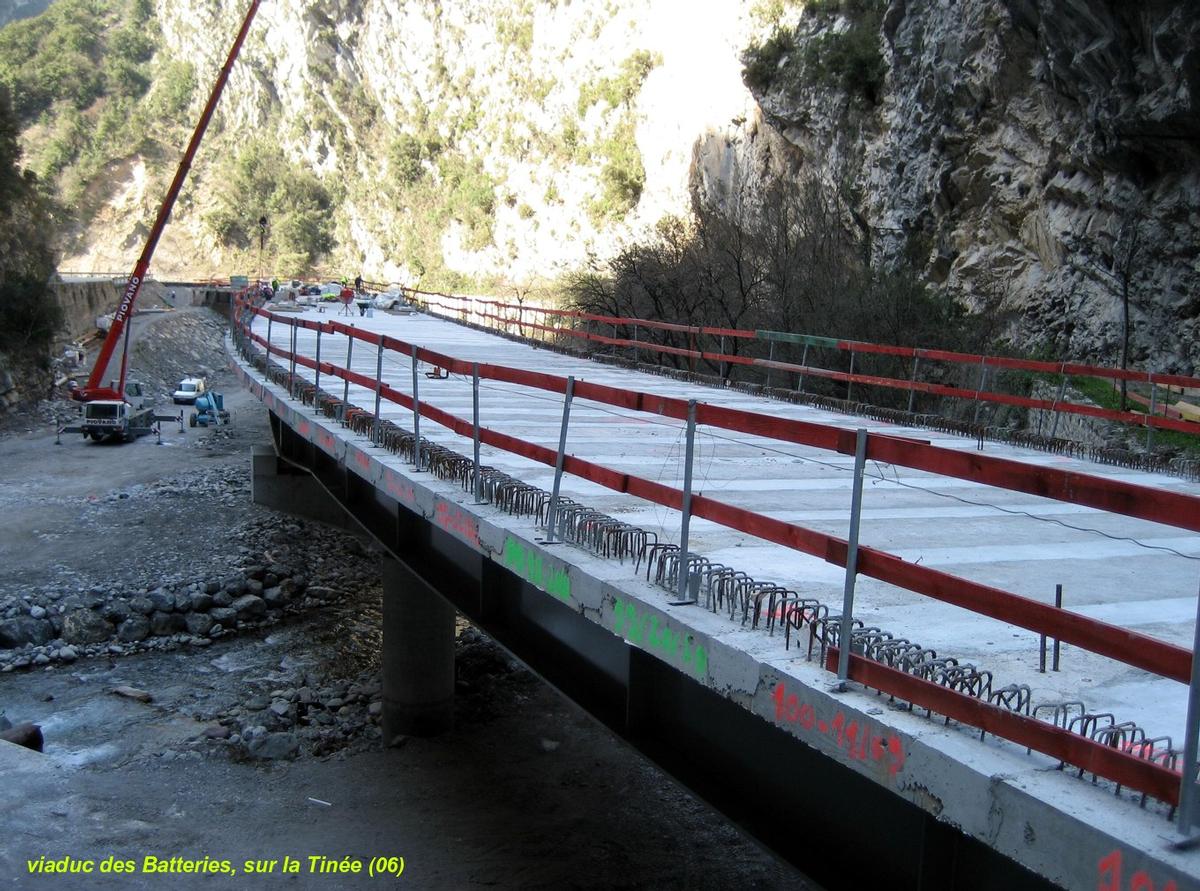 Fiche média no. 79732 UTELLE & TOURNEFORT (06, Alpes-Maritimes) – « Viaduc des Batteries », dalle du tablier terminée (épaisseur 35 cm), pose d'une corniche préfabriquée