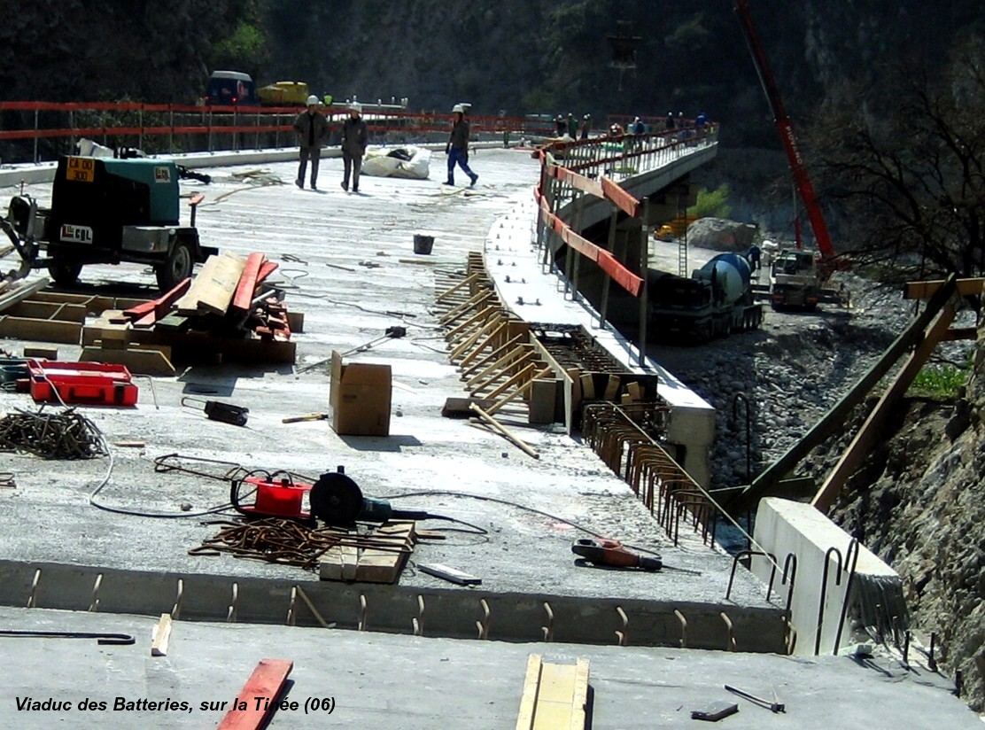 Fiche média no. 83675 UTELLE & TOURNEFORT (06, Alpes-Maritimes) – « Viaduc des Batteries », détails sur la construction du bandeau-bordure de chaussée avec des éléments préfabriqués
