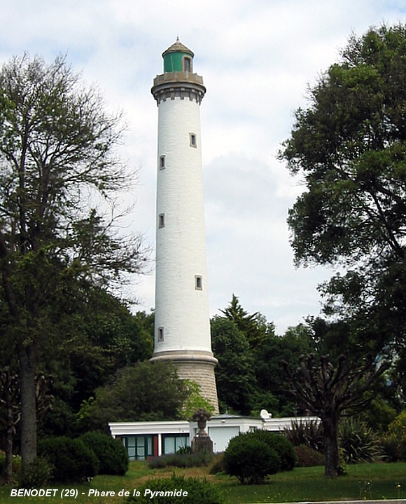 Fiche média no. 88022 BENODET (29,Finistère) – Le phare de la Pyramide, à l'embouchure de l'Odet, construction en pierres de la fin du XIXe, hauteur: 39m. Partiellement détruit en 1944, reconstruit en 1950