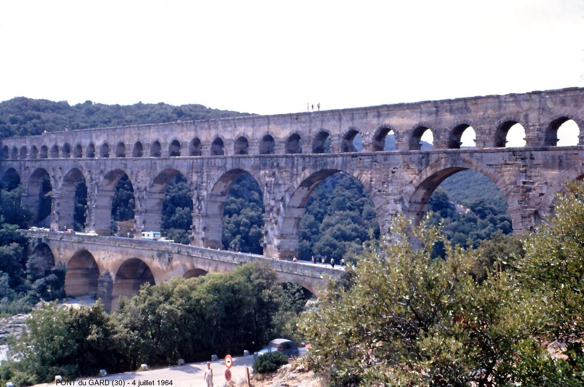 Fiche média no. 47448 Pont du GARD (30) – En 1964 le pont du XVIIIe (1743-1747), accolé au flanc de l'étage inférieur de l'aqueduc romain, était encore ouvert à la circulation automobile
