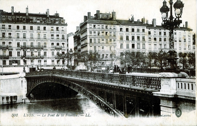 Fiche média no. 98071 LYON (69, Rhône) – Pont de La Feuillée sur la Saône, inauguré en octobre 1912, détruit en 1944. Cet ouvrage a remplacé le pont suspendu de 1841, c'est le pont poutre actuel qui a pris sa suite