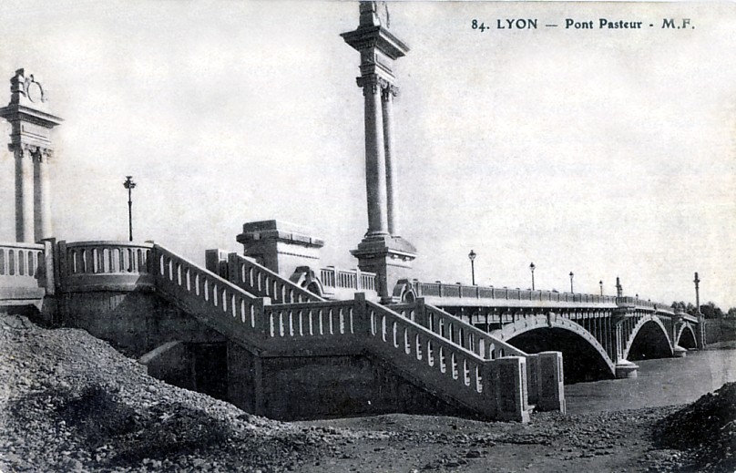 Lyon (69, Rhône) - Le pont Pasteur, de 1923, sur le Rhône. Carte postale de la collection privée d'Adrien Mortini 