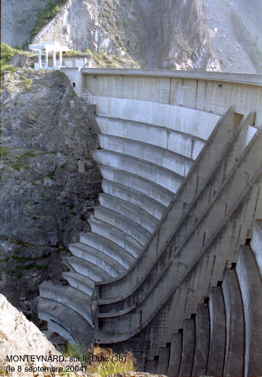 Barrage hydro-électrique de MONTEYNARD sur le Drac (38) 