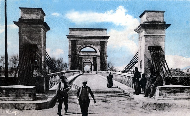 Pont sur le Rhône, entre Beaucaire (30, Gard) et Tarascon (13, Bouches-du-Rhône). Carte postale de la collection privée d'Adrien Mortini 