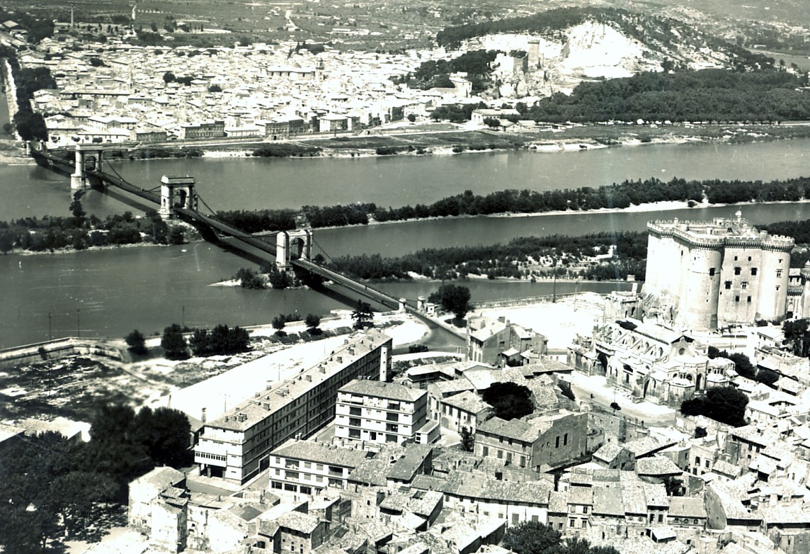 Pont sur le Rhône, entre Beaucaire (30, Gard)et Tarascon (13, Bouches-du-Rhône). Carte postale de la collection privée d'Adrien Mortini 