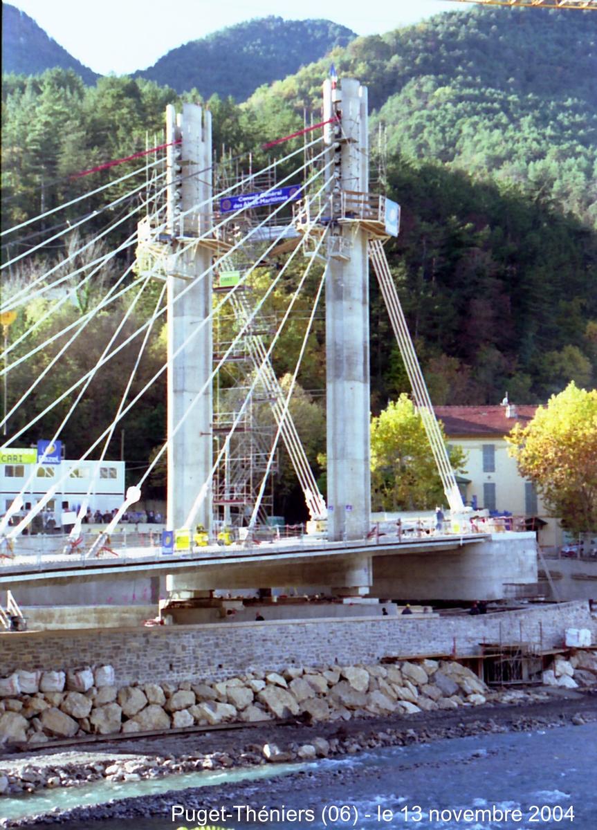 PUGET-THENIERS (06) - Le nouveau pont sur le Var, en cours de rotation 