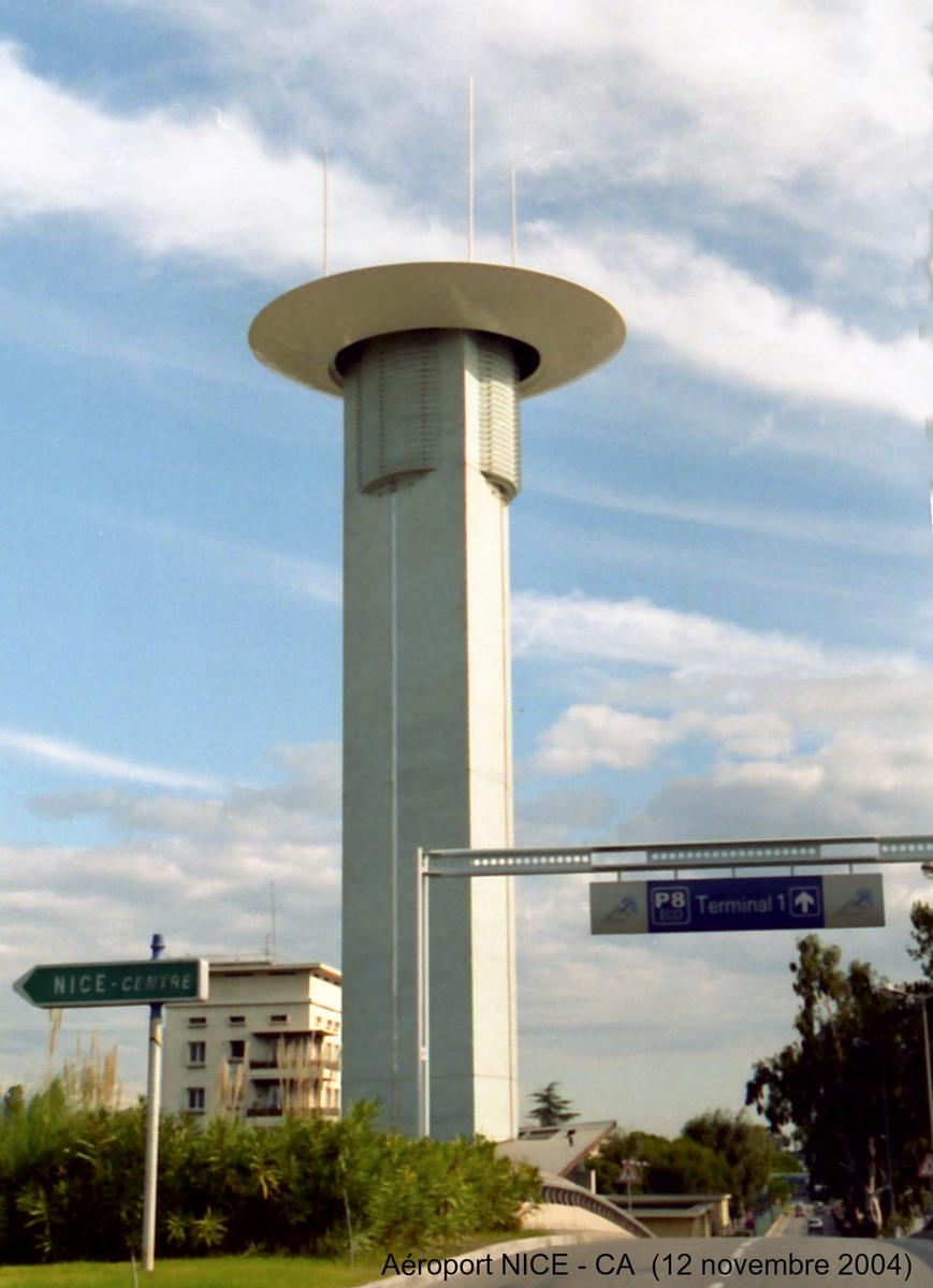 Fiche média no. 29906 NICE (06) - Nouveau radar primaire de l'aéroport Nice-Côte-d'Azur. (Maître d'Ouvrage: Direction Générale de l'Aviation Civile, Architecte: Guy BIANCONI). Hauteur: 40 m, diamètre de la plate-forme: 15 m