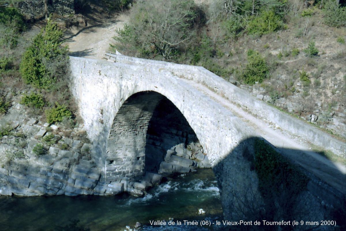 Fiche média no. 49967 Le «pont de Tournefort», commune de Tournefort (06), sur la rivière Tinée, est placé sur le GR 510. Au début du XXe siècle il donnait accés à la station du tramway de la vallée de la Tinée