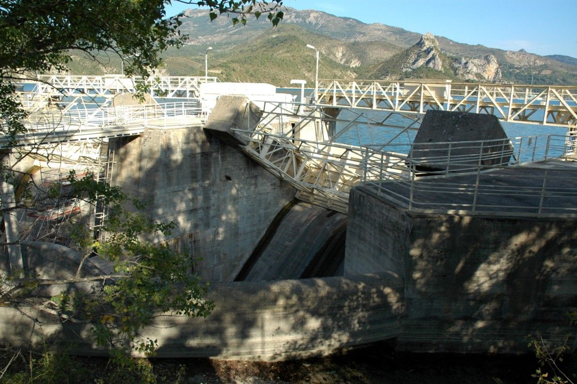 Fiche média no. 152079 Communes de Castellane (04120, Alpes de Haute-Provence, PACA) et Demandolx (04120) - Barrage de Castillon , ouvrage évacuateur de crues, vannes segment
