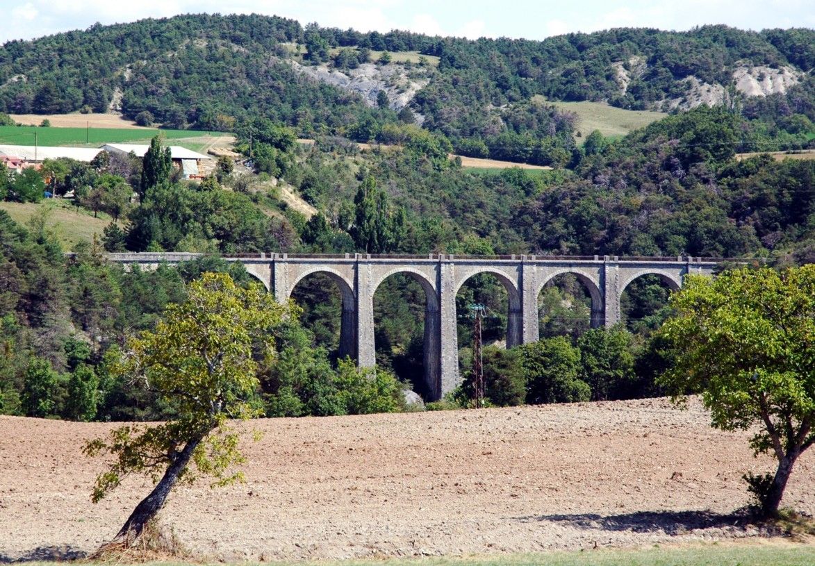 Fiche média no. 148795 Commune de CHORGES (05230, Hautes-Alpes, PACA) - ex ligne ferroviaire Chorges-Barcelonnette, viaduc du Pralong . Pont en arc, en maçonnerie, intégré dans la voierie communale
