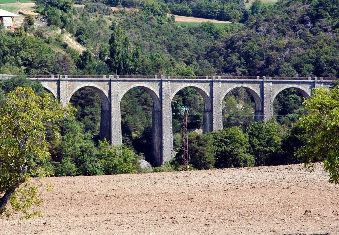 Fiche média no. 148796 Commune de CHORGES (05230, Hautes-Alpes, PACA) - ex ligne ferroviaire Chorges-Barcelonnette, viaduc du Pralong . Pont en arc, en maçonnerie, intégré dans la voierie communale