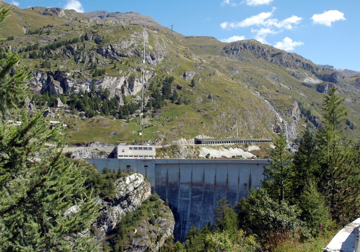 Fiche média no. 151812 Commune de Tignes (73320, Savoie, Rhône-Alpes) - Barrage de Tignes , le barrage et la centrale du Chevril qui turbine l'eau en provenance du barrage de la Sassière, avant son rejet dans la retenue