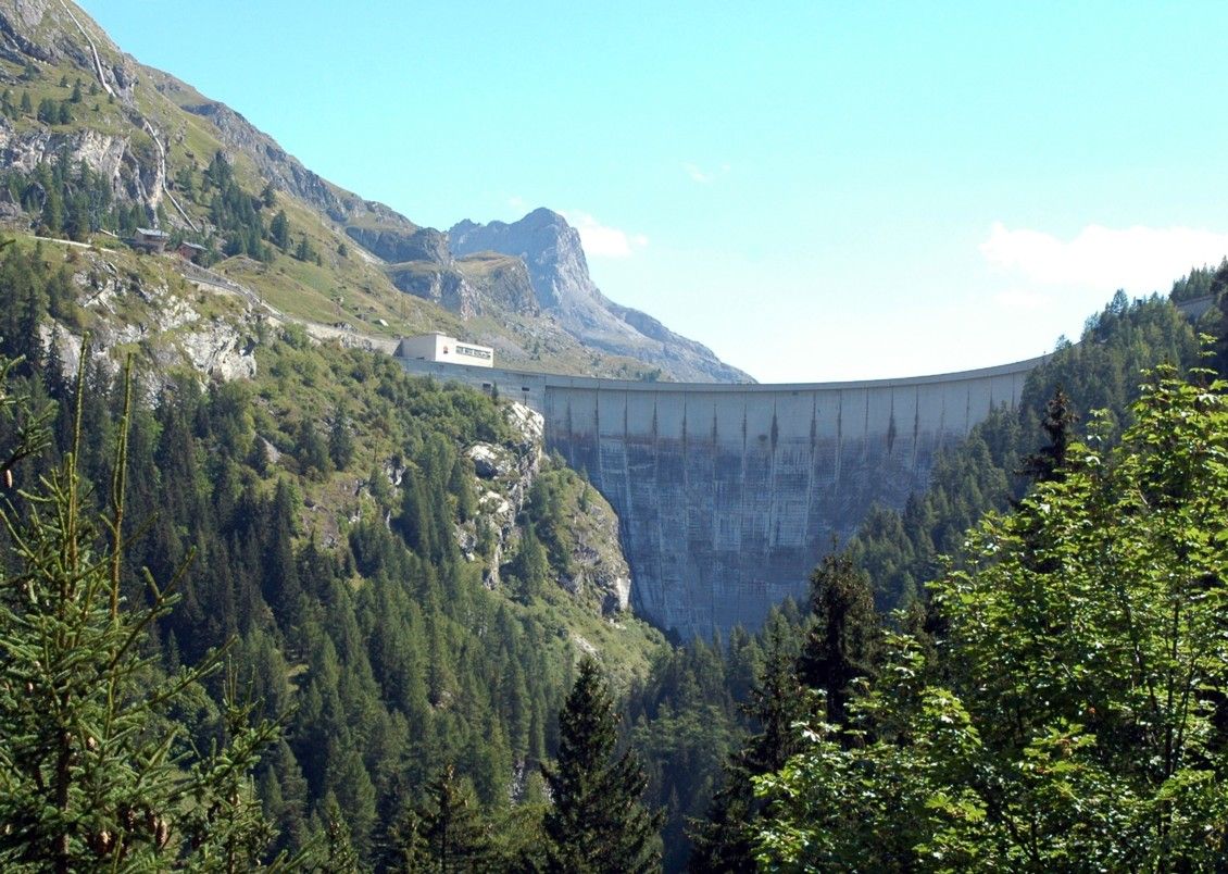 Fiche média no. 151813 Commune de Tignes (73320, Savoie, Rhône-Alpes) - Barrage de Tignes , le barrage et la centrale du Chevril qui turbine l'eau en provenance du barrage de la Sassière, avant son rejet dans la retenue